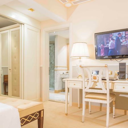 Golden Tower Hotel & Spa Florence Luaran gambar A room at the hotel