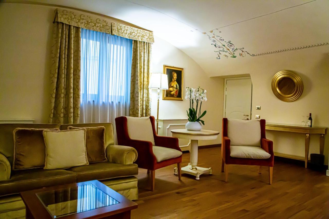 Golden Tower Hotel & Spa Florence Luaran gambar A suite at the Hotel de la Ville