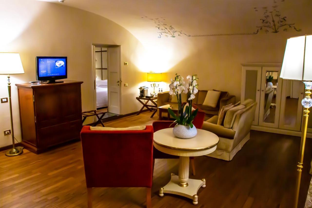 Golden Tower Hotel & Spa Florence Luaran gambar A suite at the Hotel de France