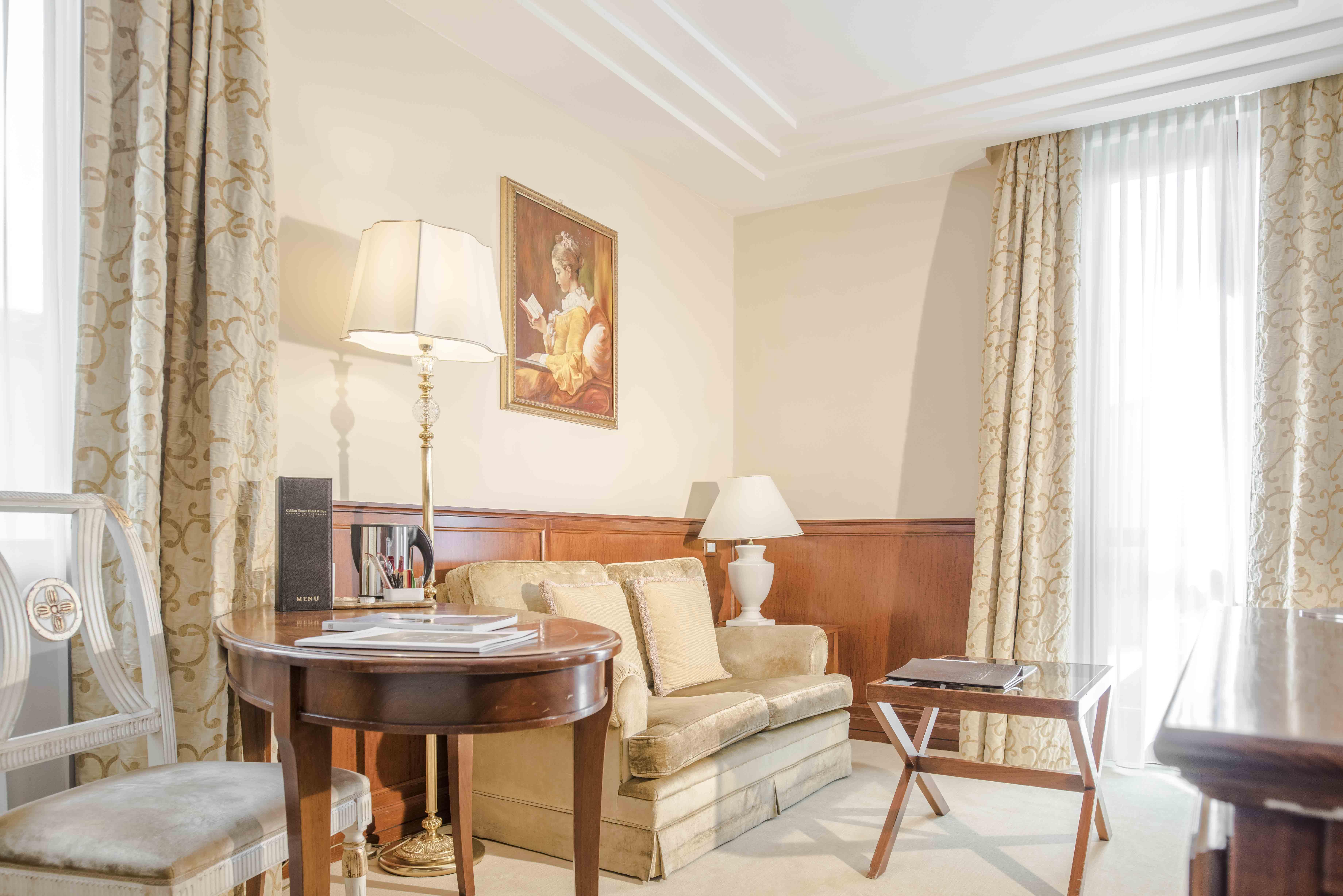 Golden Tower Hotel & Spa Florence Luaran gambar A suite at the hotel