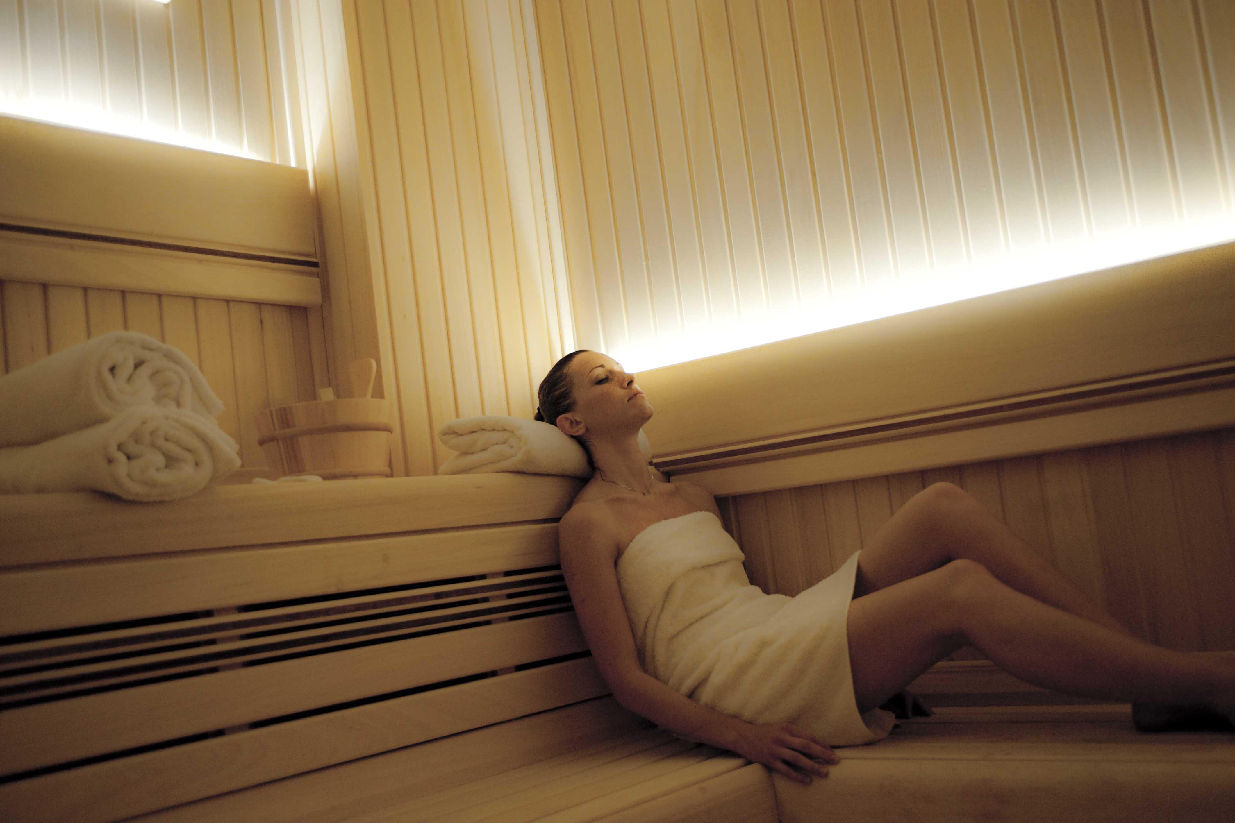 Golden Tower Hotel & Spa Florence Luaran gambar A woman in a sauna