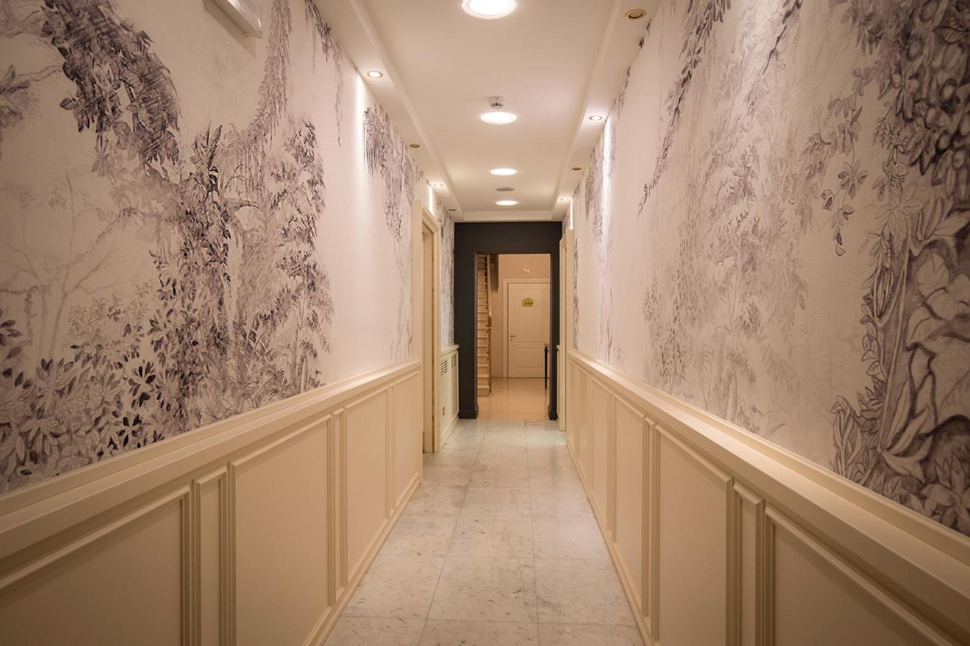 Golden Tower Hotel & Spa Florence Luaran gambar A corridor in the hotel