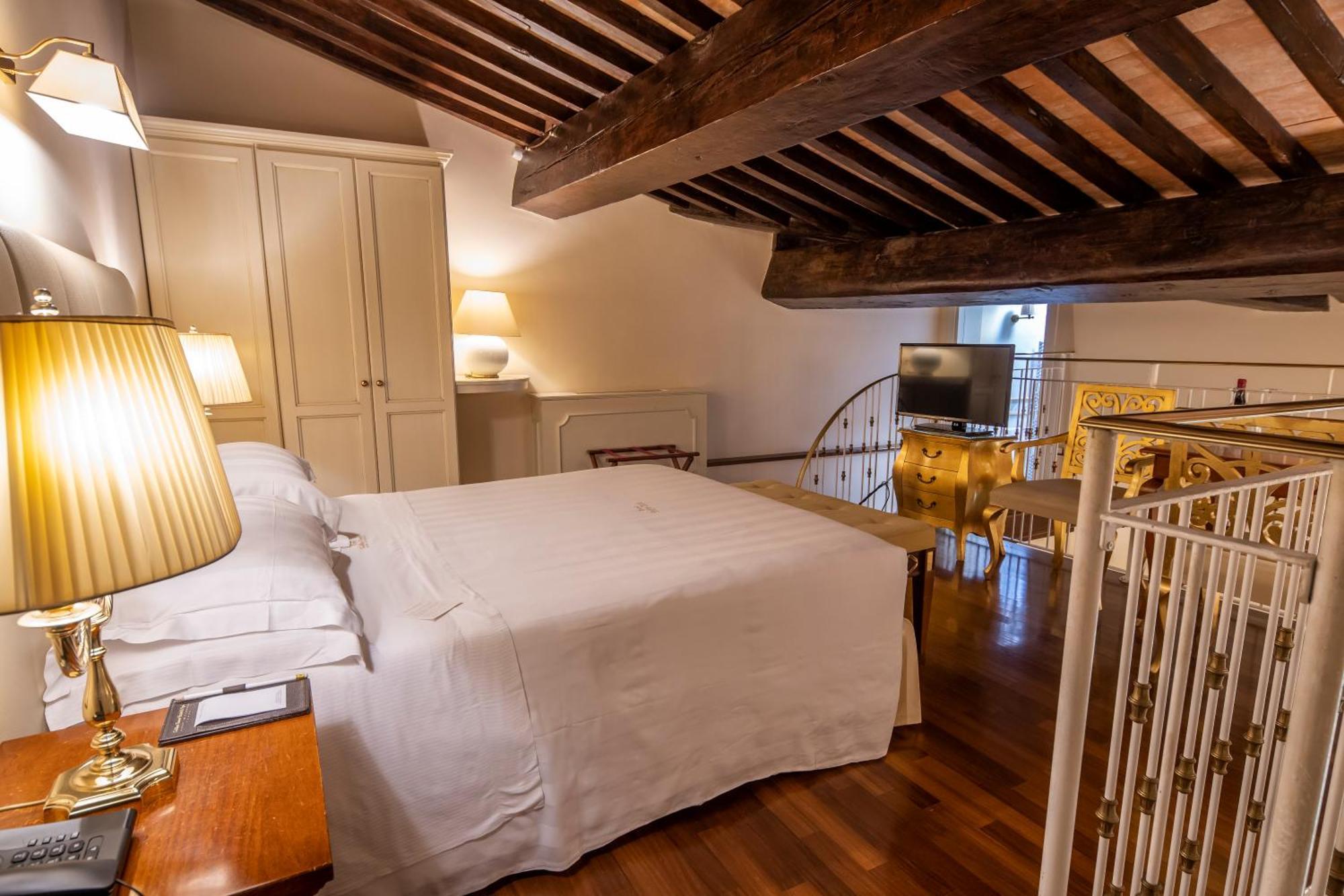 Golden Tower Hotel & Spa Florence Luaran gambar A room at the hotel
