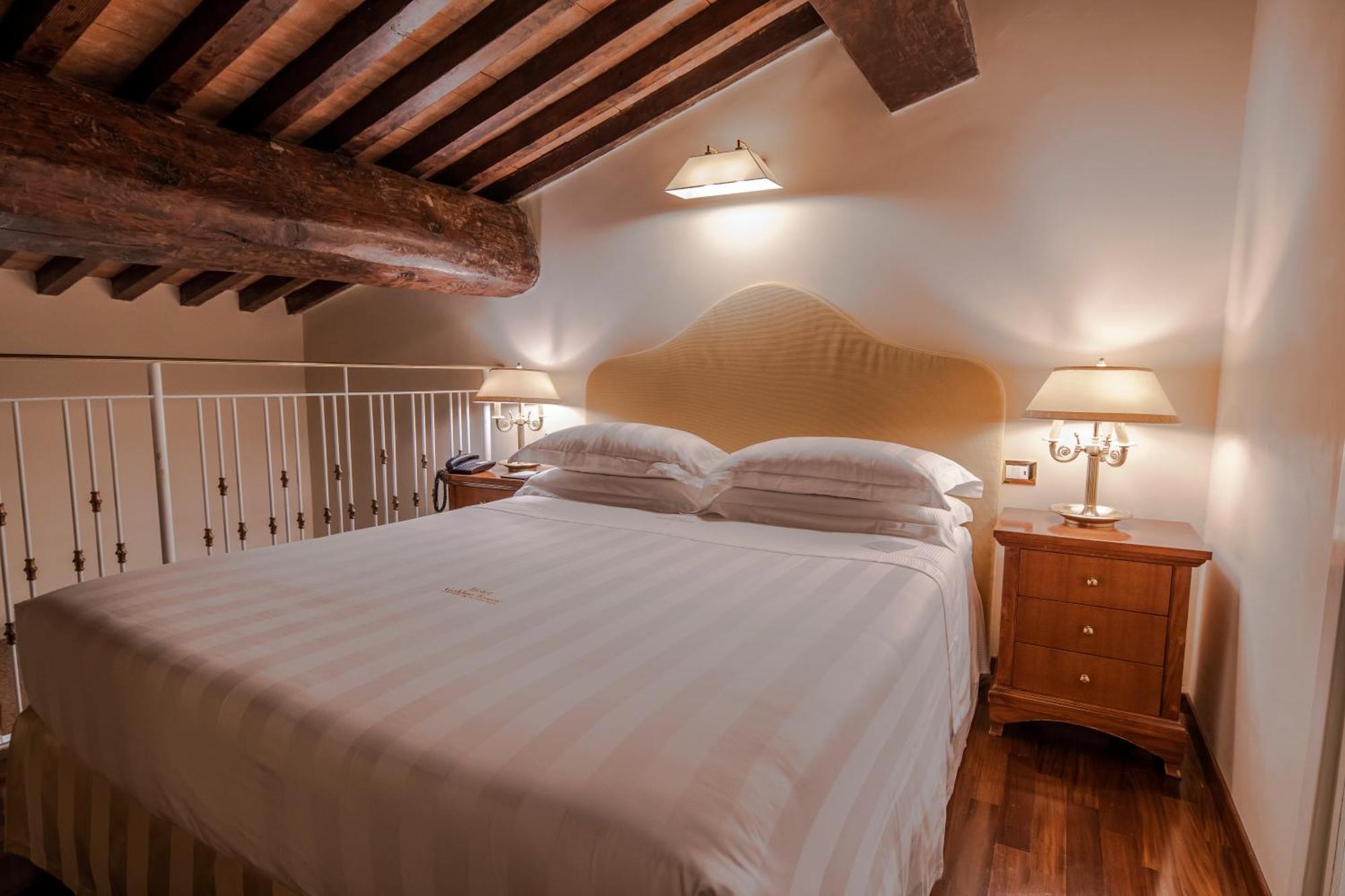 Golden Tower Hotel & Spa Florence Luaran gambar A bedroom at the hotel