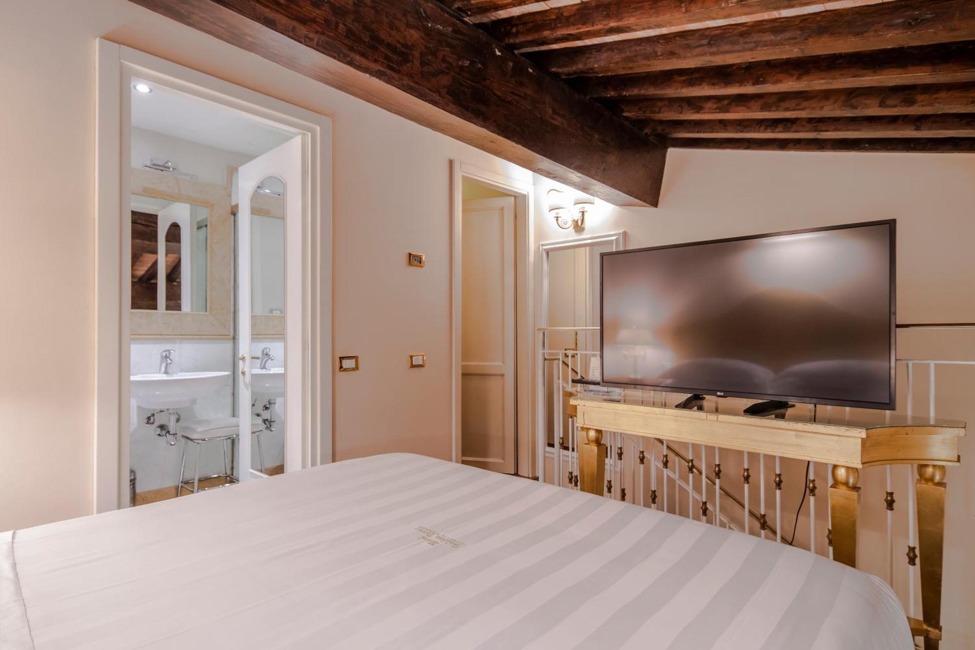 Golden Tower Hotel & Spa Florence Luaran gambar A room at the hotel