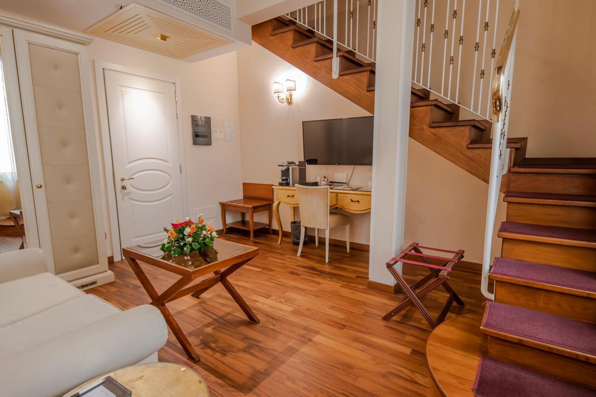 Golden Tower Hotel & Spa Florence Luaran gambar A room at the hotel