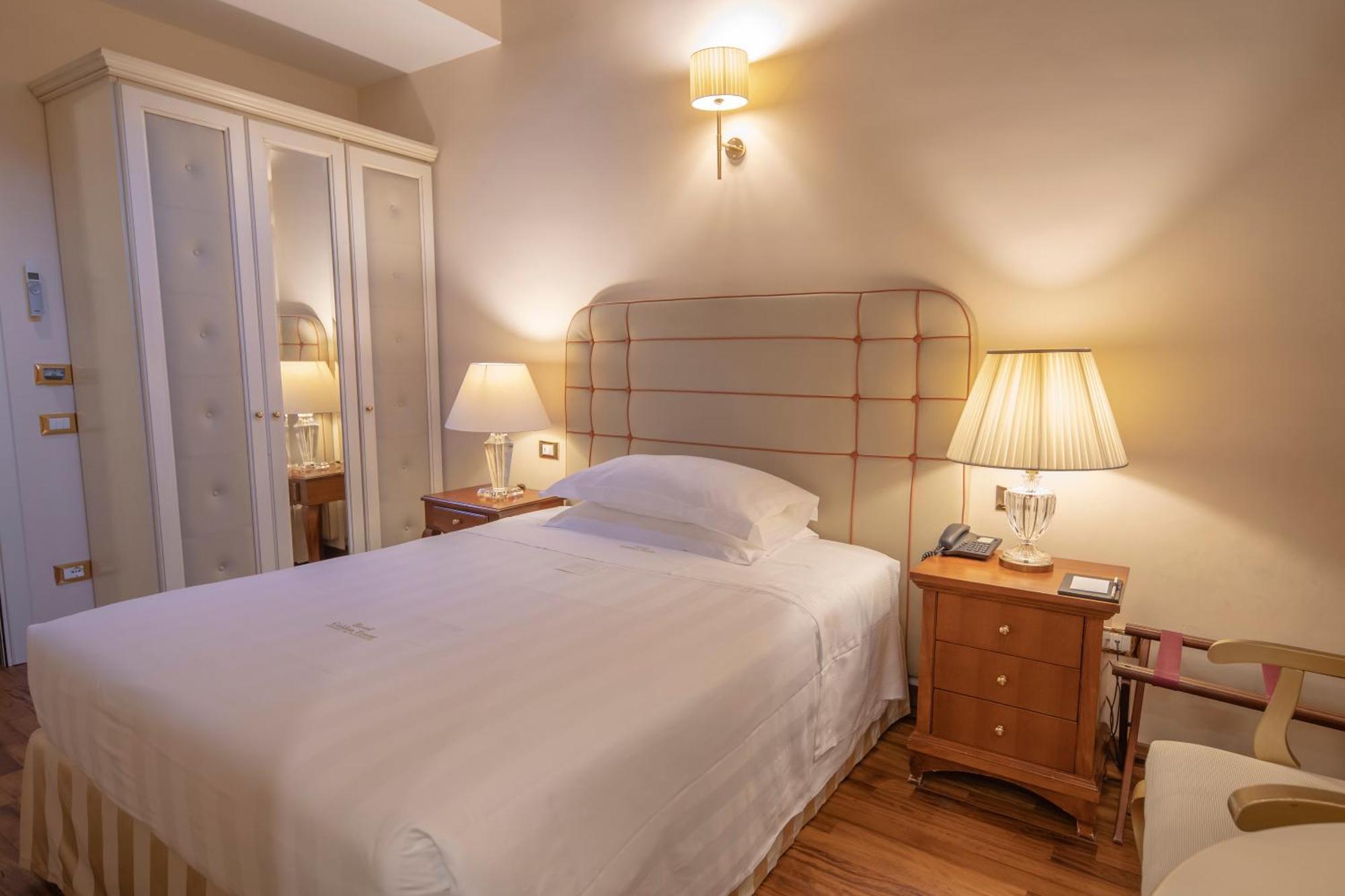 Golden Tower Hotel & Spa Florence Luaran gambar A single room at the hotel