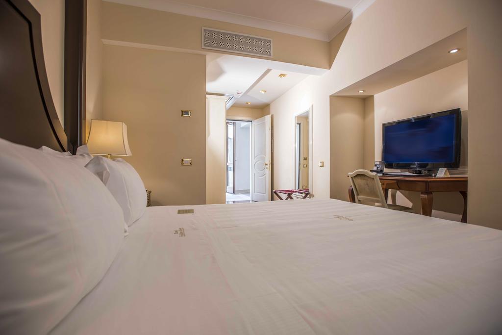 Golden Tower Hotel & Spa Florence Luaran gambar A room at the hotel
